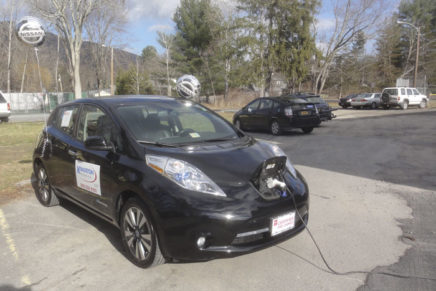 Woodstockers check out new electric vehicles at community center