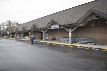 Hannaford meets and greets Hurley Ridge folks