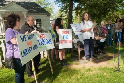Petition group seeks to dissolve Woodstock Library district and board