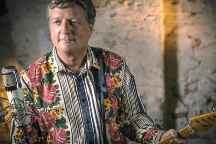 Squeeze’s Glenn Tilbrook plays Colony
