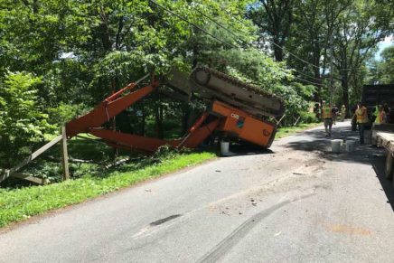Excavator falls off trailer, causes power outage in Saugerties 